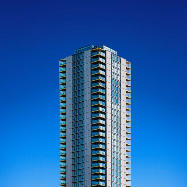 Moderne Architektur vor tiefblauem Himmel