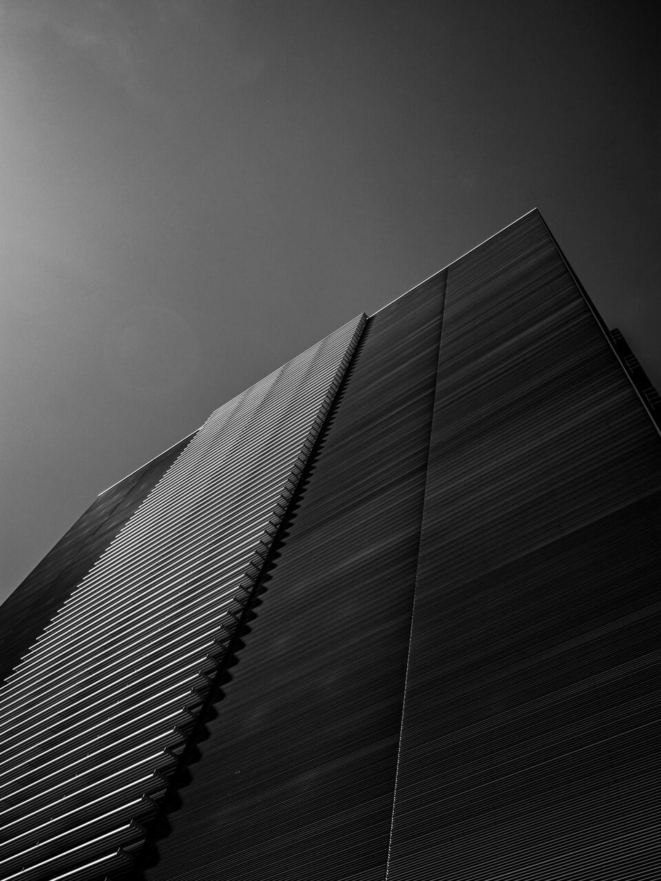 Moderne Architektur mit Farbverlauf im Himmel