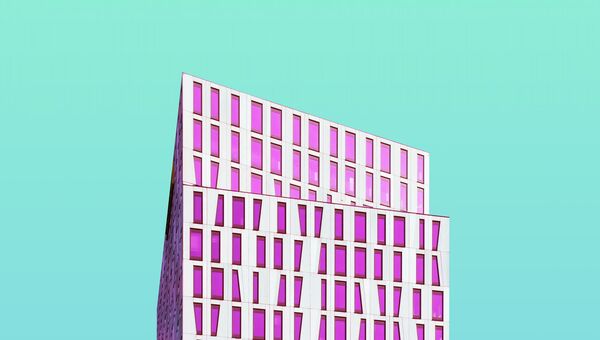 Moderne Architektur vor türkisem Himmel