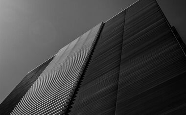 Moderne Architektur mit Farbverlauf im Himmel