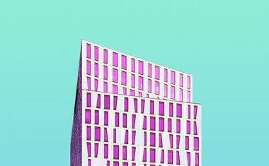 Moderne Architektur vor türkisem Himmel