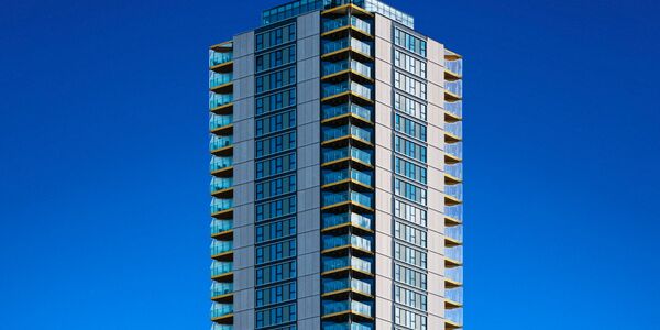Moderne Architektur vor tiefblauem Himmel