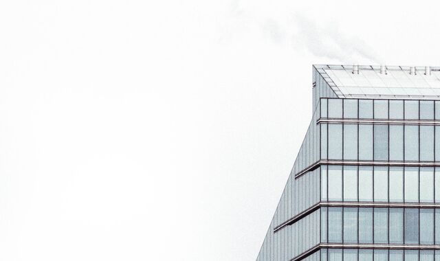 Moderne Architektur vor weißem Himmel